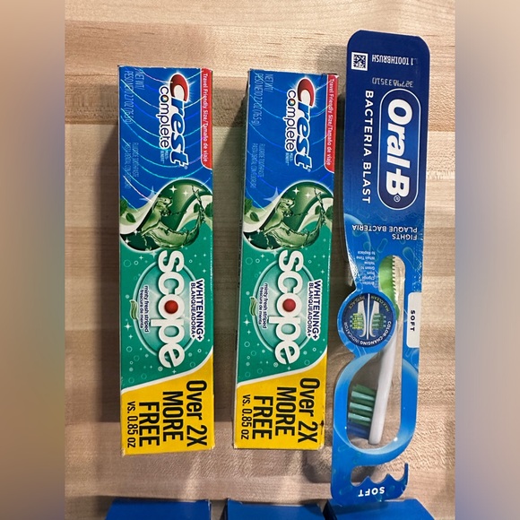 Lot of 6 Crest Pro-Health Clean Mint, Gel & With Scope Toothpaste & a Toothbrush - Picture 3 of 6